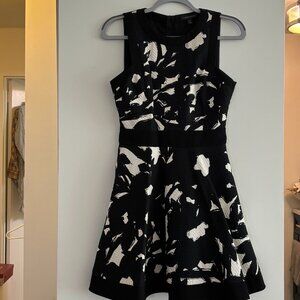 BANANA REPUBLIC Sleeveless Fit & Flare Dress with Pockets BLACK & WHITE size 4